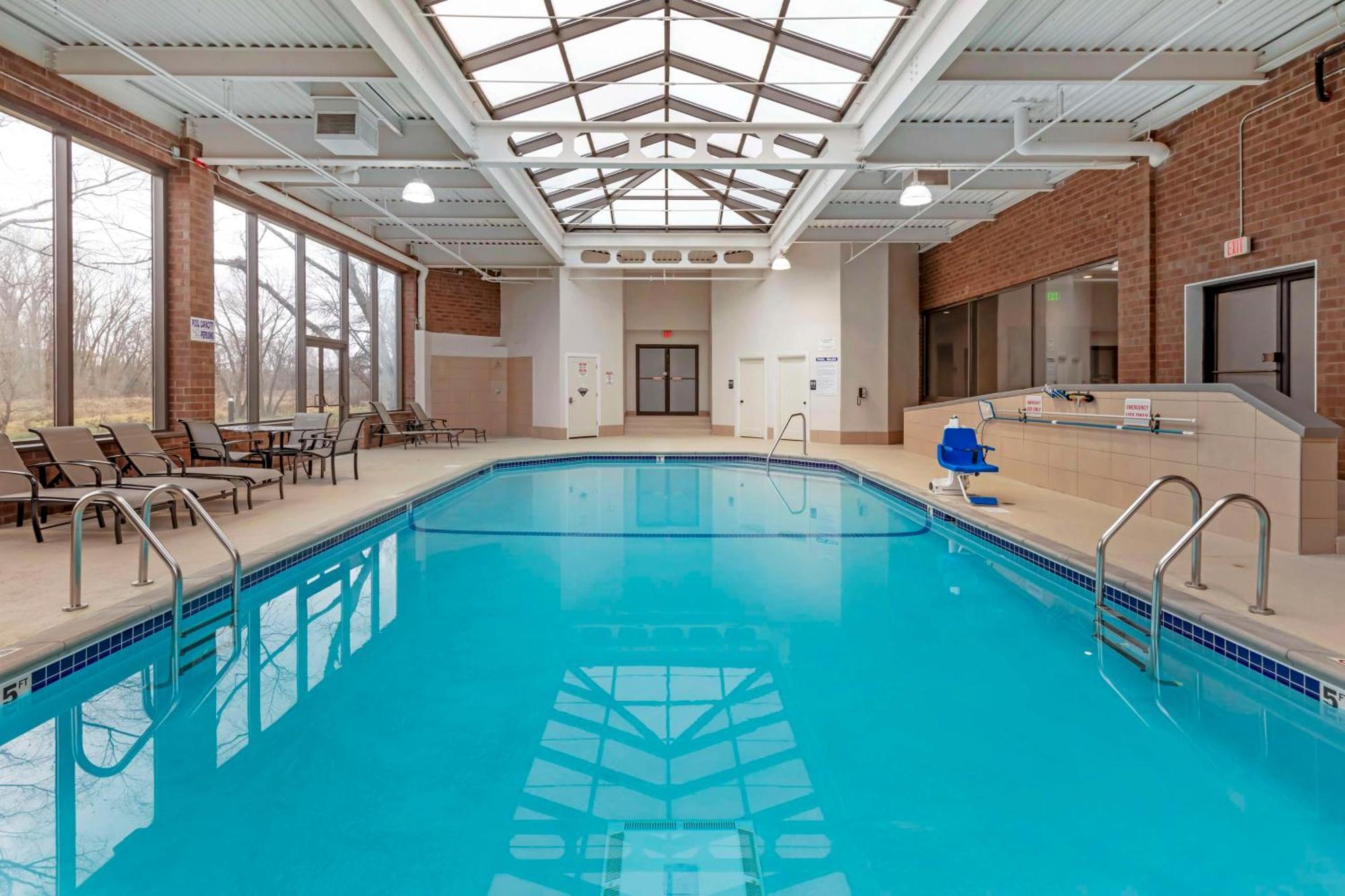 Brooklyn Center Hotel & Conference Center エクステリア 写真