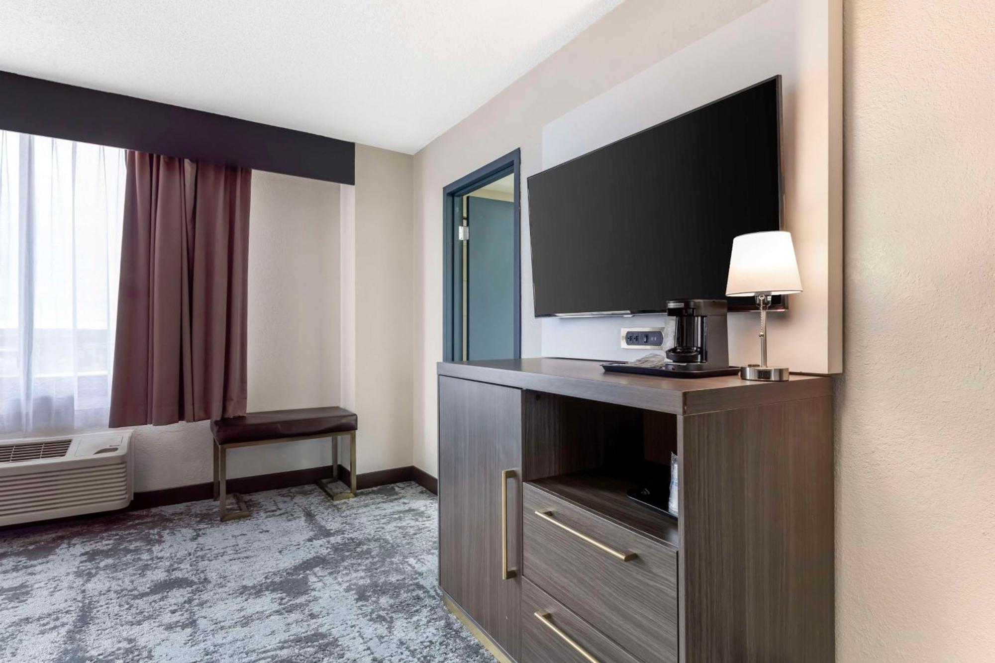 Brooklyn Center Hotel & Conference Center エクステリア 写真