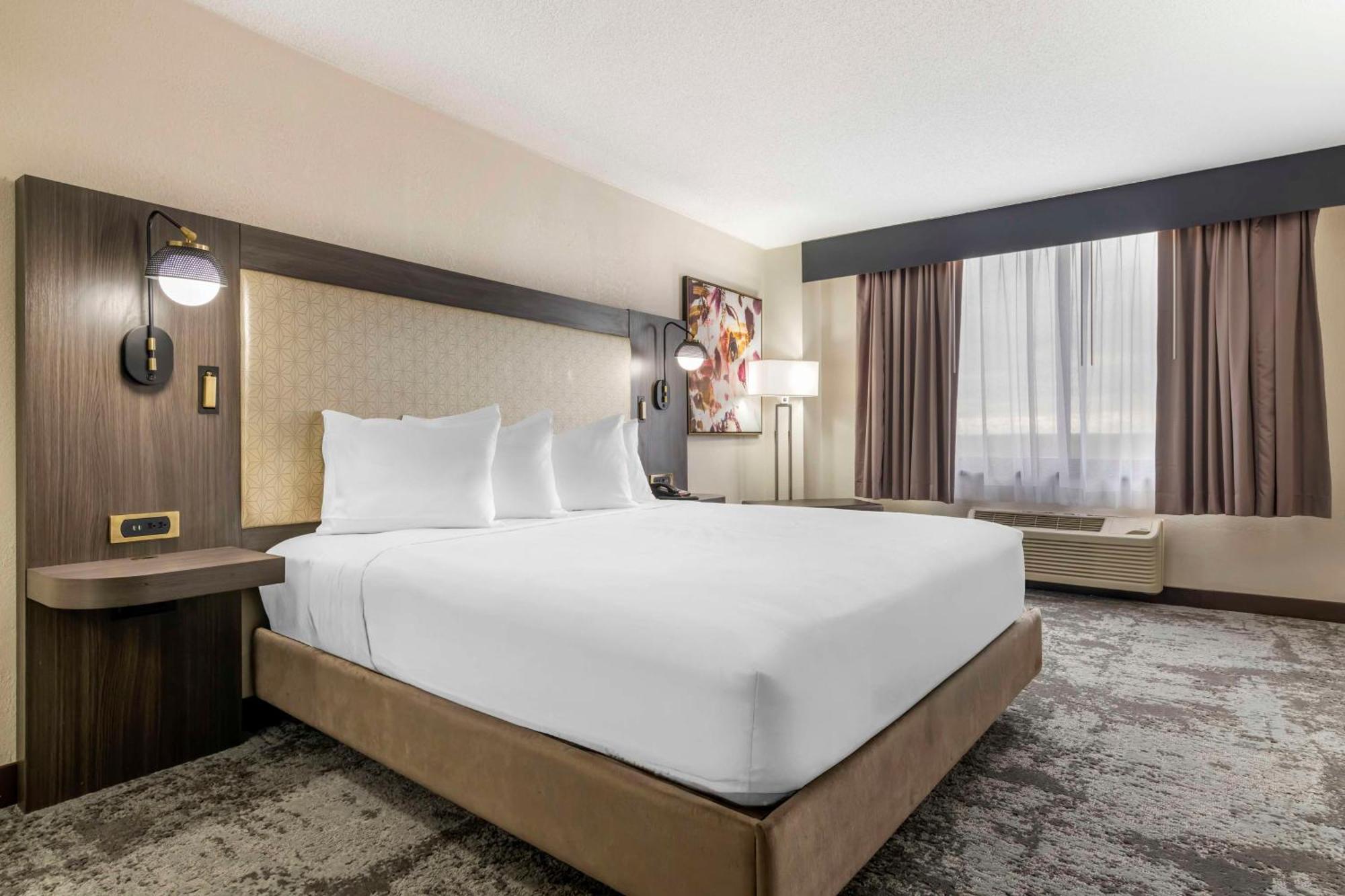 Brooklyn Center Hotel & Conference Center エクステリア 写真
