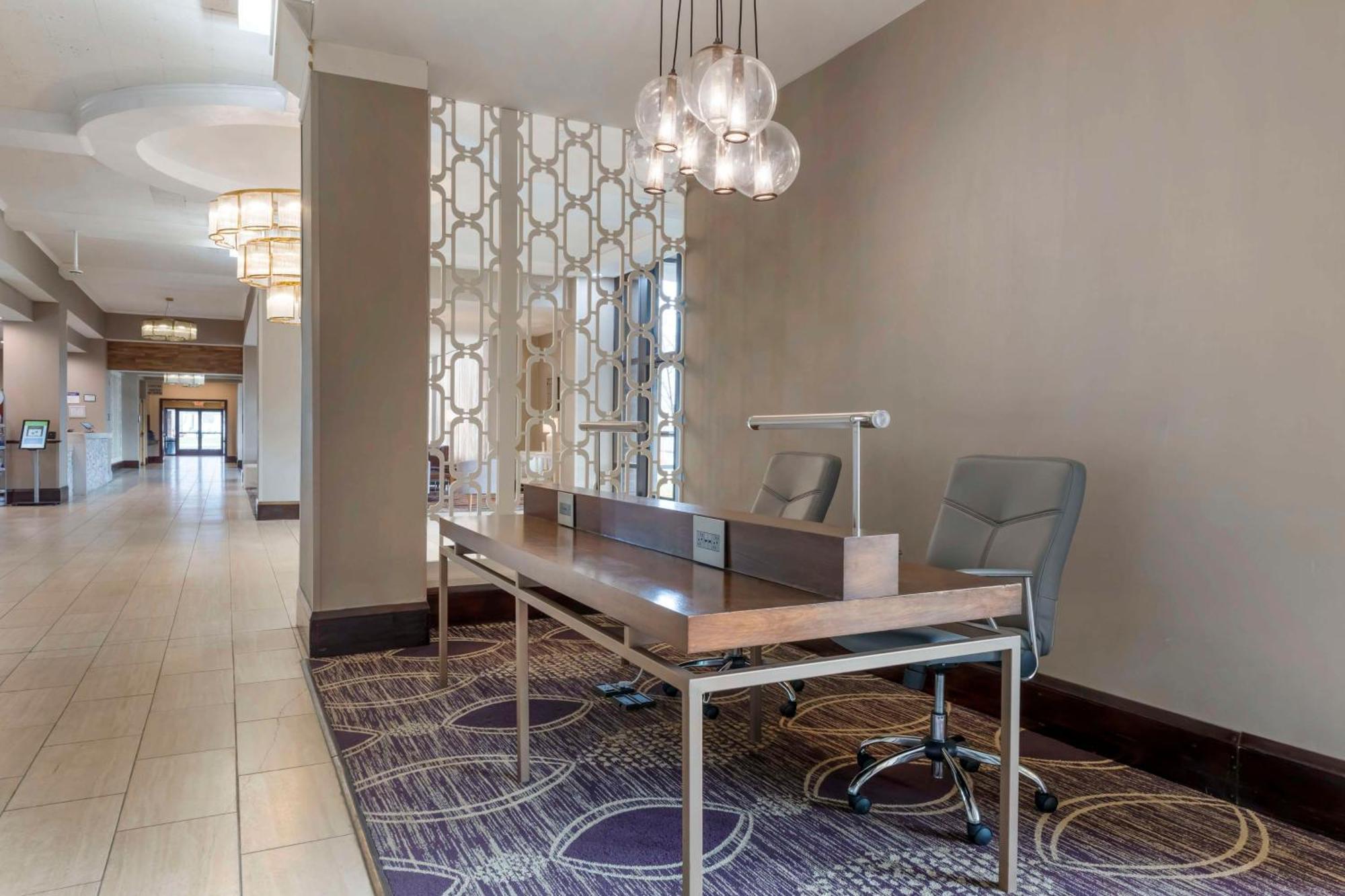 Brooklyn Center Hotel & Conference Center エクステリア 写真
