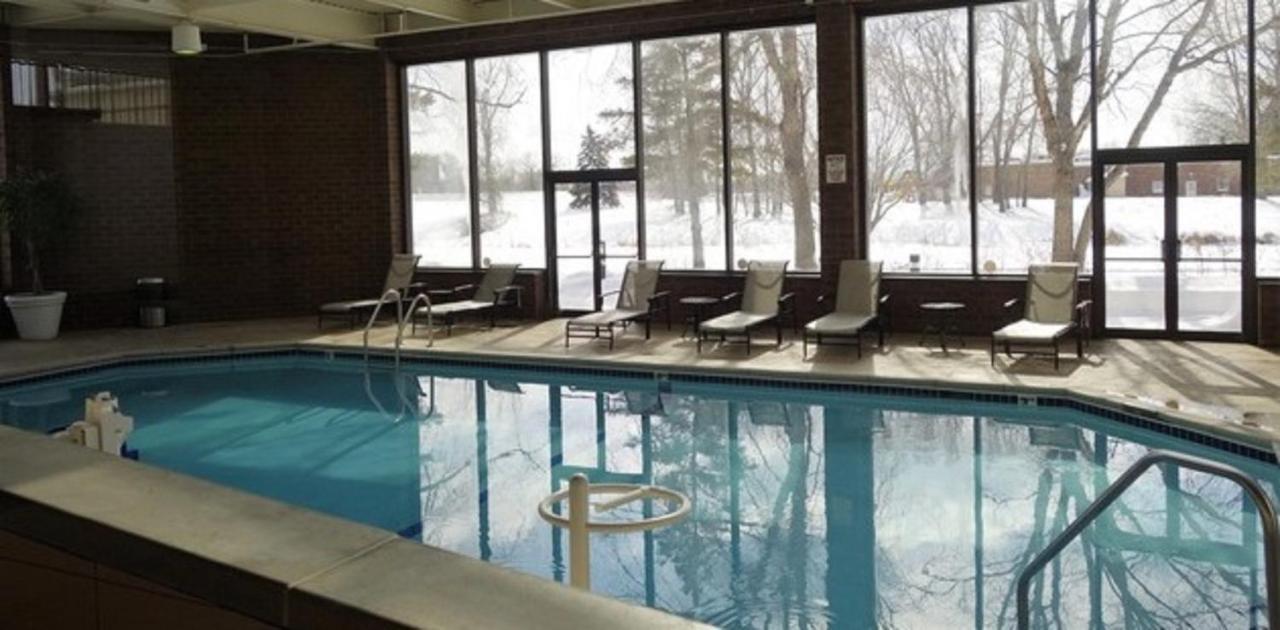 Brooklyn Center Hotel & Conference Center エクステリア 写真